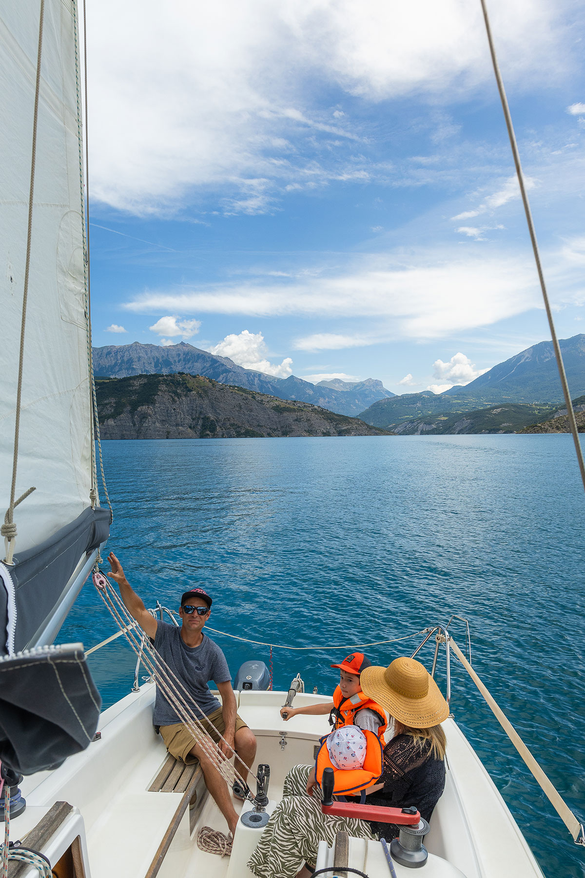 Faire du voilier au lac de Serre-Ponçon