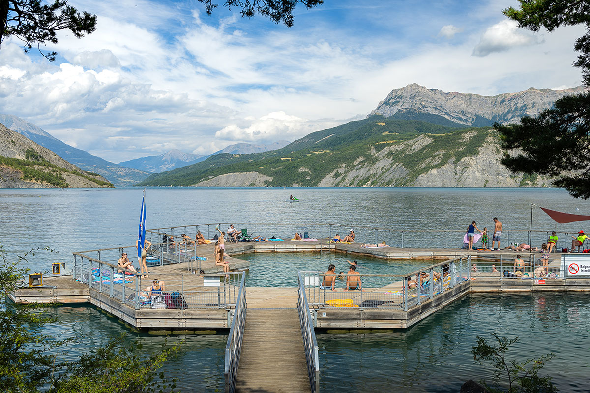 Piscine flottante plage de Bois-Vieux au lac de Serre-Ponçon